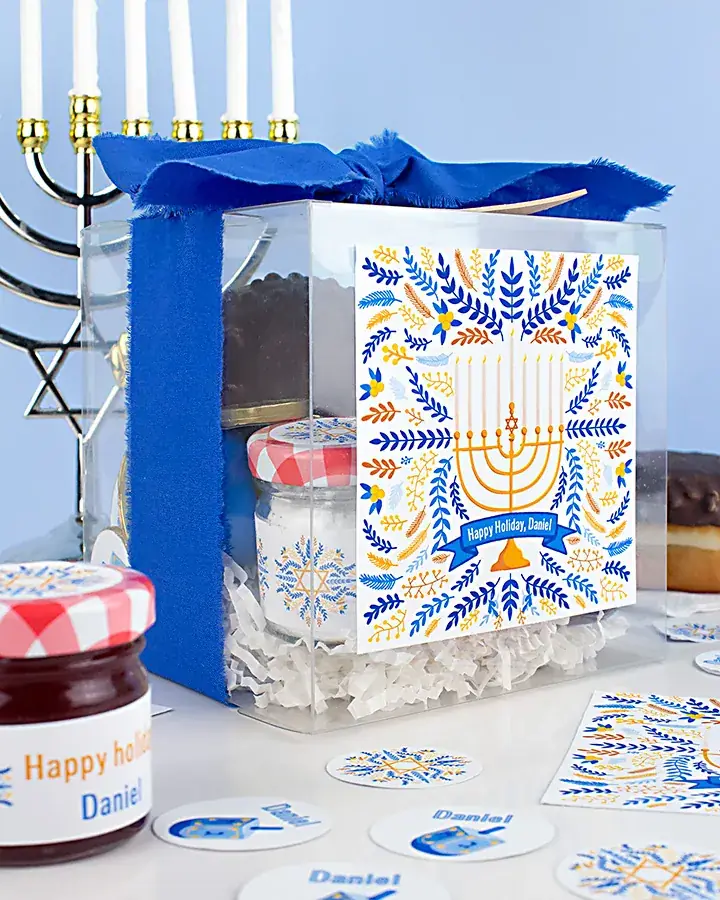 מארז שקוף מעוצב לחנוכה עם סרט כחול
